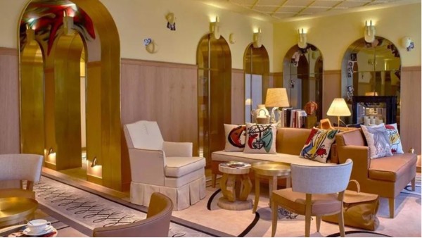 古典主義與現(xiàn)代金屬門(mén)套的結(jié)合!